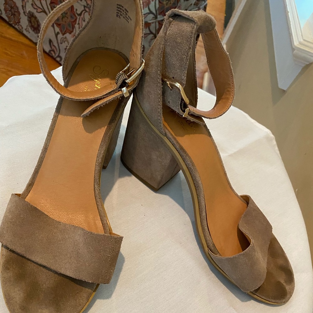 Excellent used condition Seychelles block heel